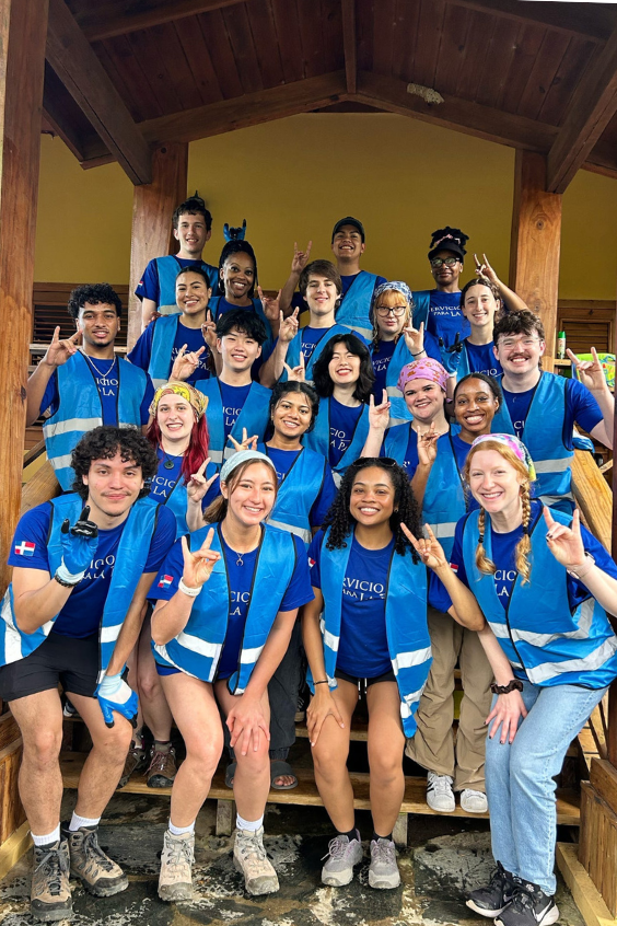 ASB participants in the Dominican Republic posing for a picture on a staircase wearing matching blue Servicio Para la Paz t-shirts.